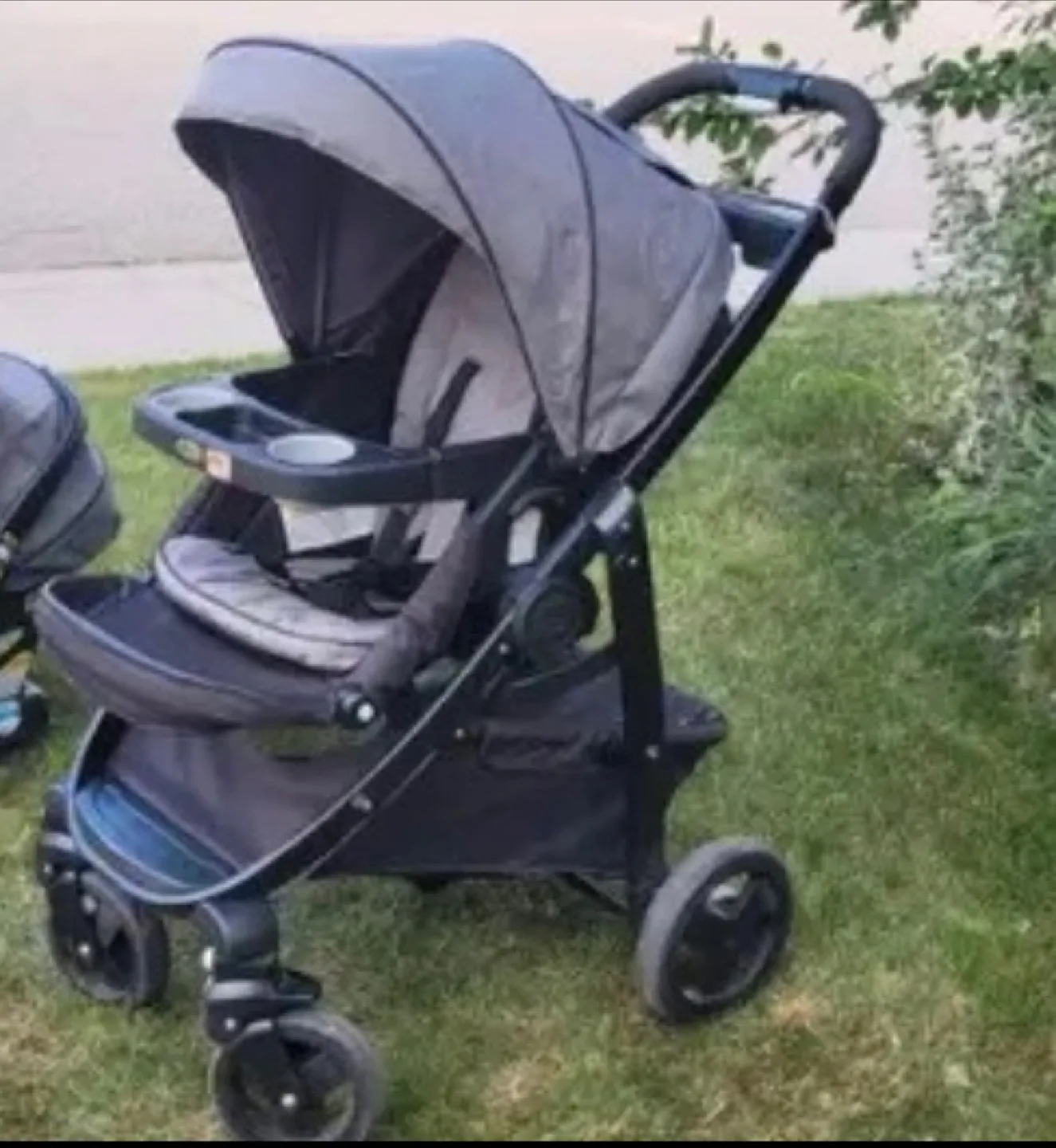 Graco Travel System with Car Seat thumbnail