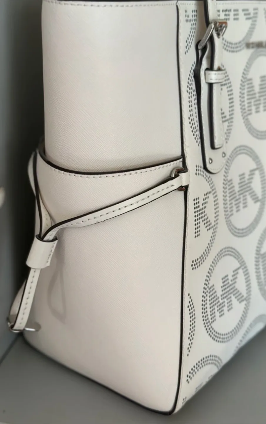 Michael Kors White Tote Bag image indicator(3)