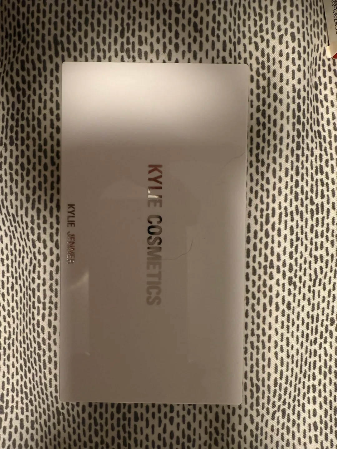 Kylie Cosmetics Contour Palette thumbnail