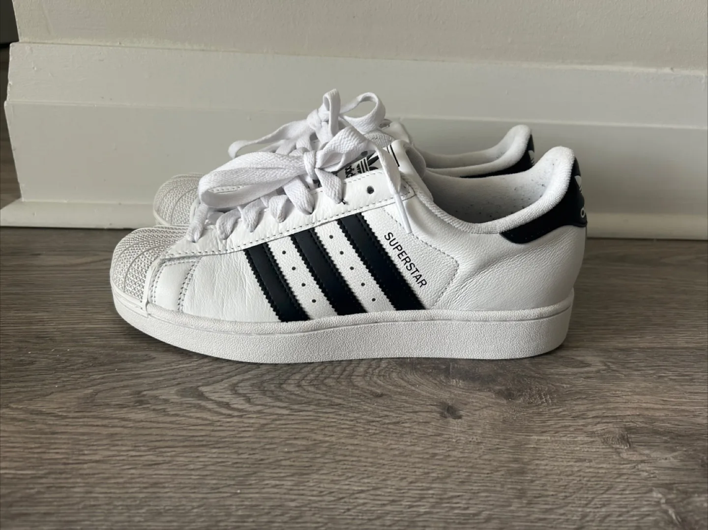 Adidas Superstar Women’s 8.5 image indicator(2)