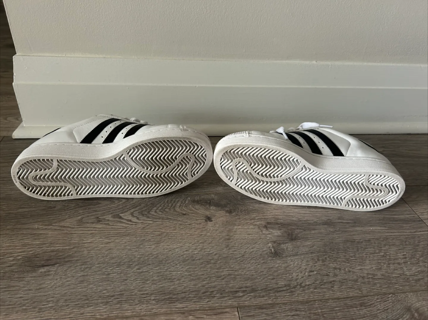 Adidas Superstar Women’s 8.5 image indicator(5)