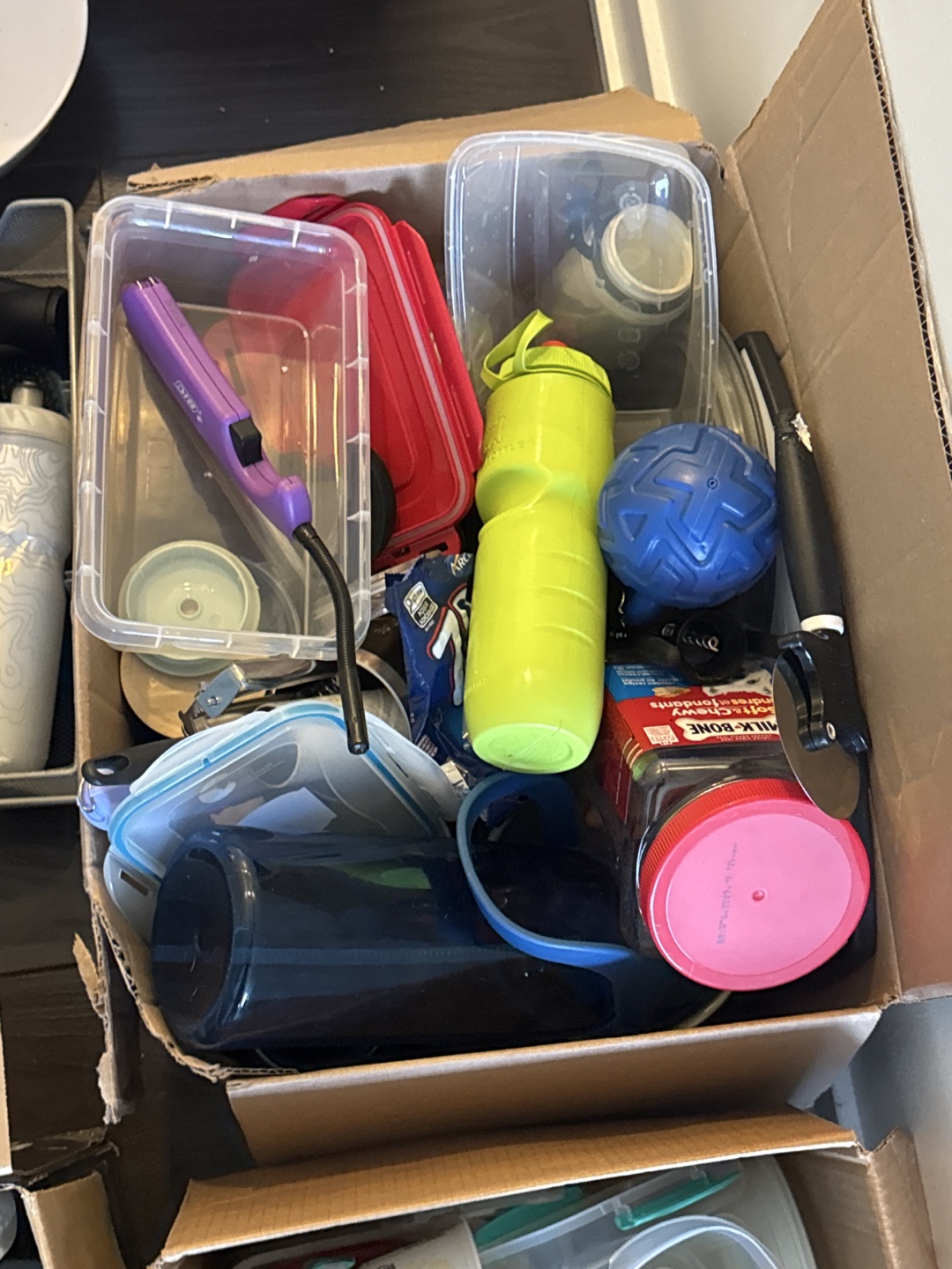 Assorted kitchen items
