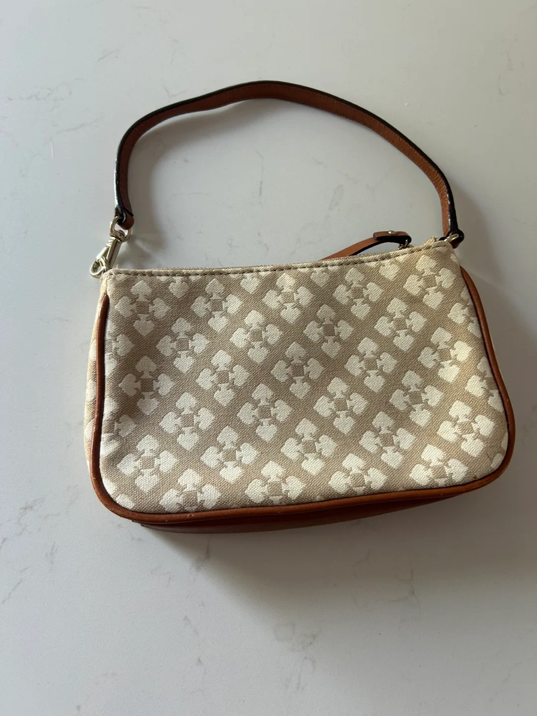 Kate Spade Medium Wristlet image indicator(3)