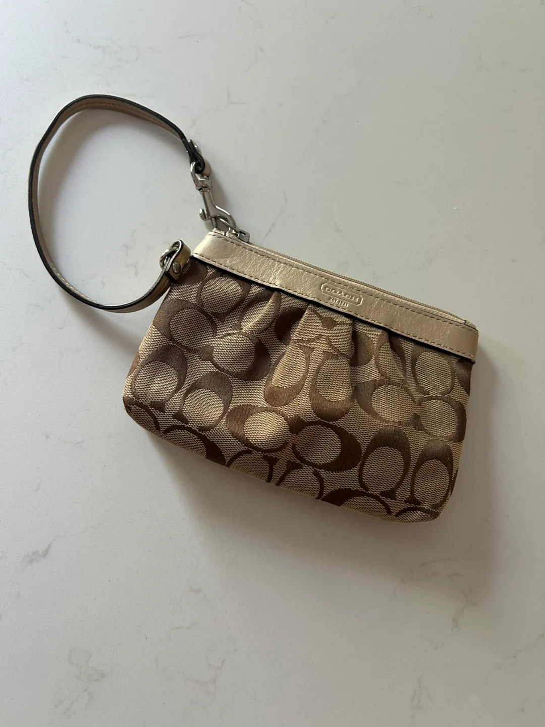 Coach Wristlet image indicator(2)