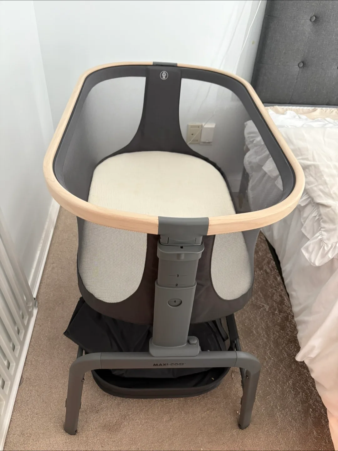 Maxi-Cosi Iora Bedside Bassinet thumbnail