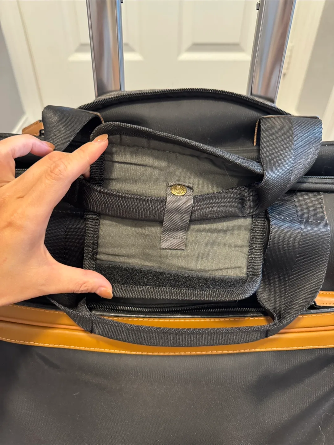 Eminent Rolling Carry-On Luggage image indicator(4)