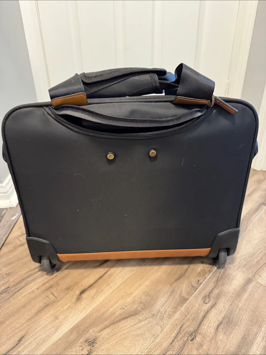 Eminent Rolling Carry-On Luggage image indicator(3)