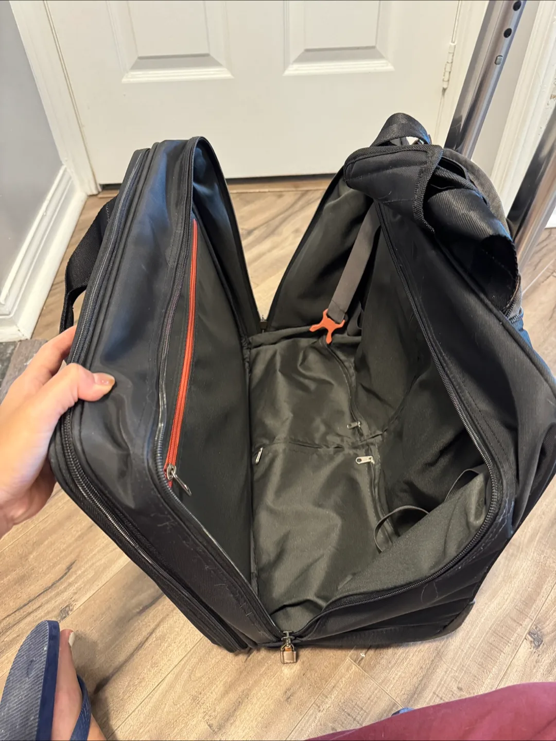 Eminent Rolling Carry-On Luggage image indicator(5)