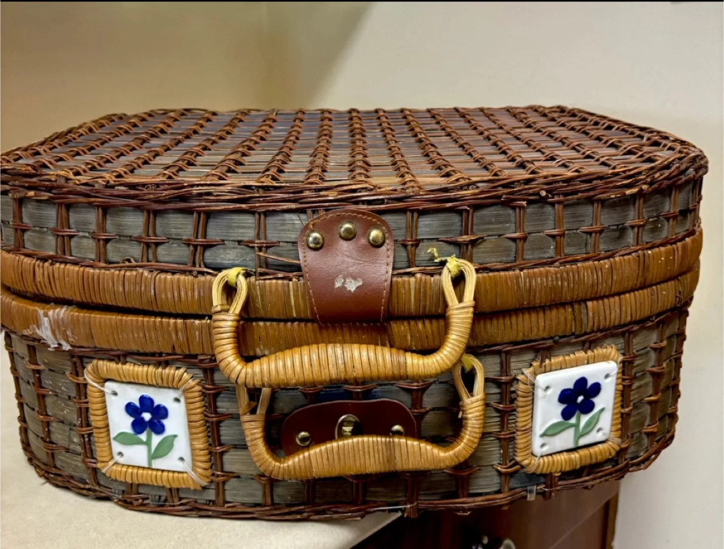 Wicker Picnic Basket image indicator(2)