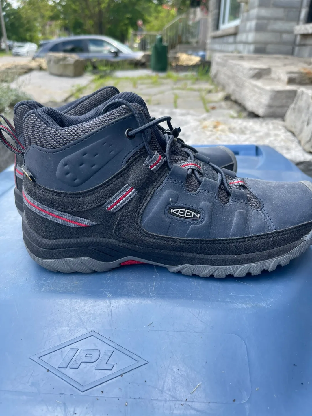 Keen Waterproof Hiking Boots - Boys size US 9 thumbnail