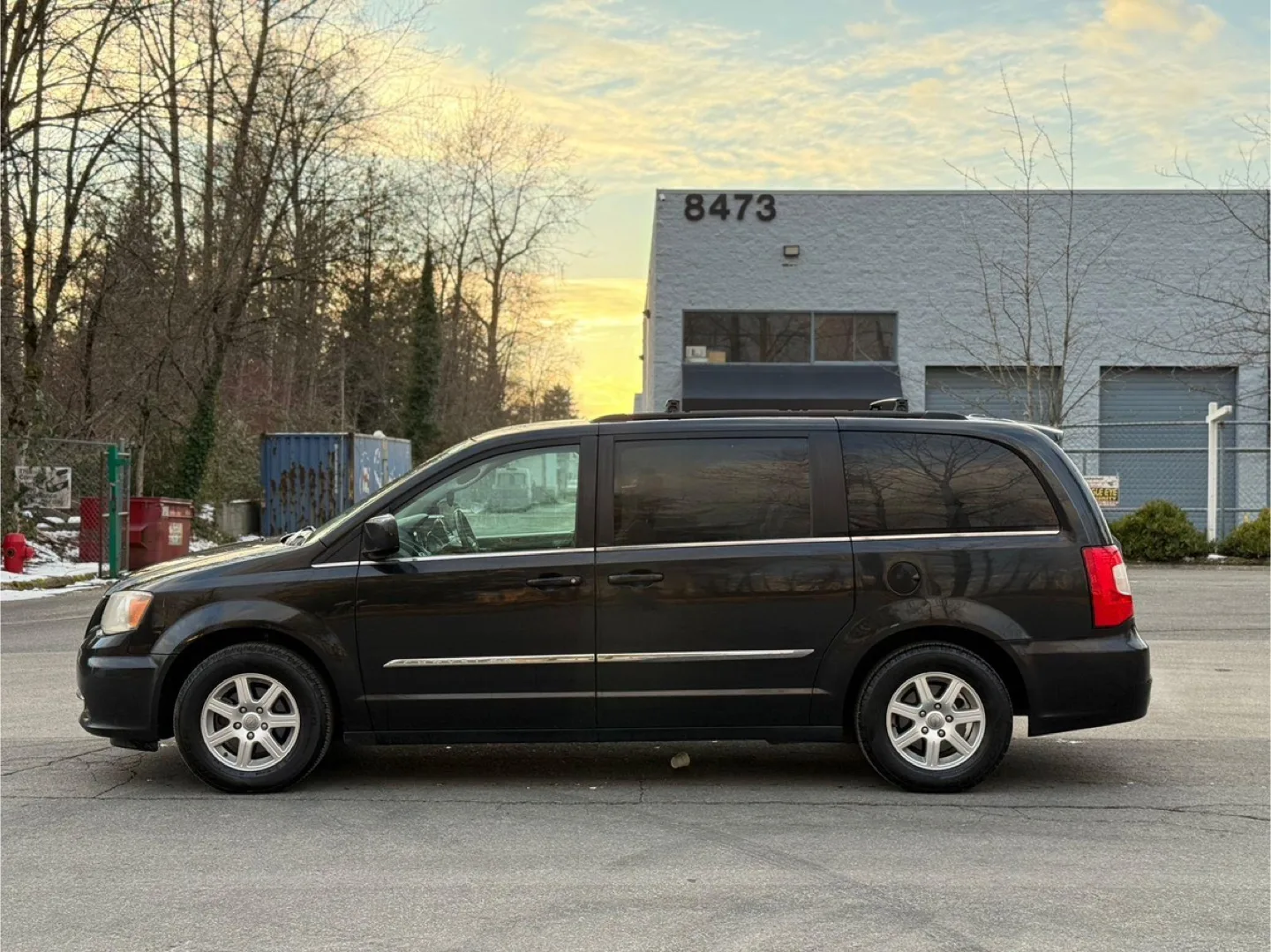 Chrysler Town & Country Minivan image indicator(2)