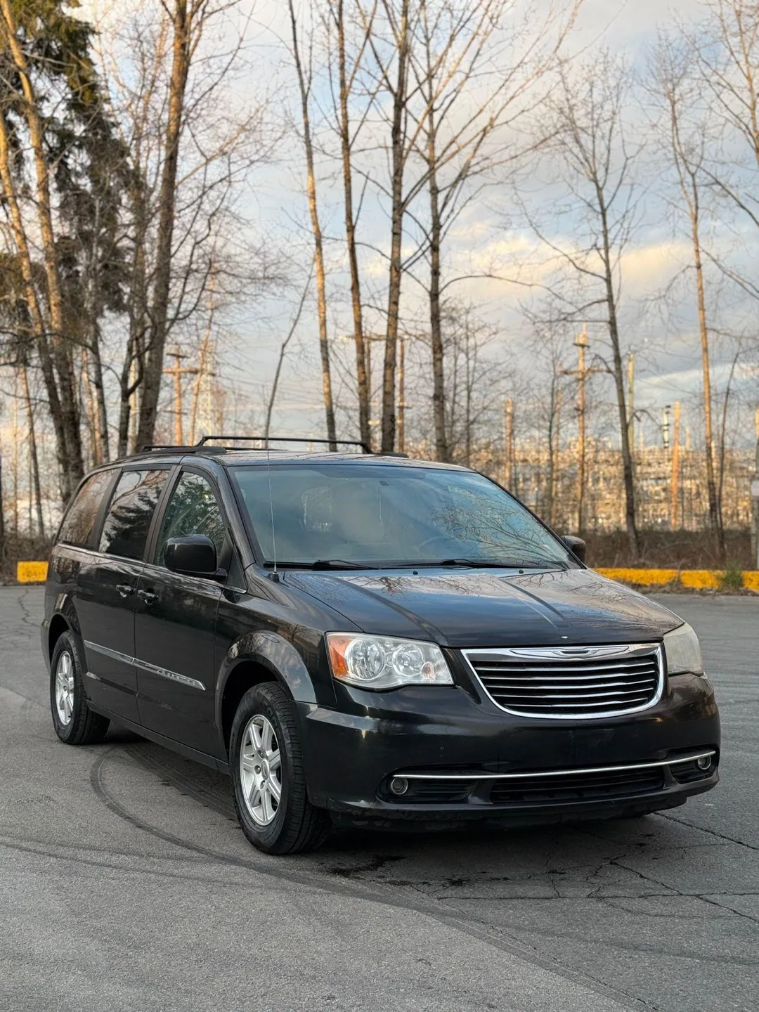 Chrysler Town & Country Minivan image indicator(5)