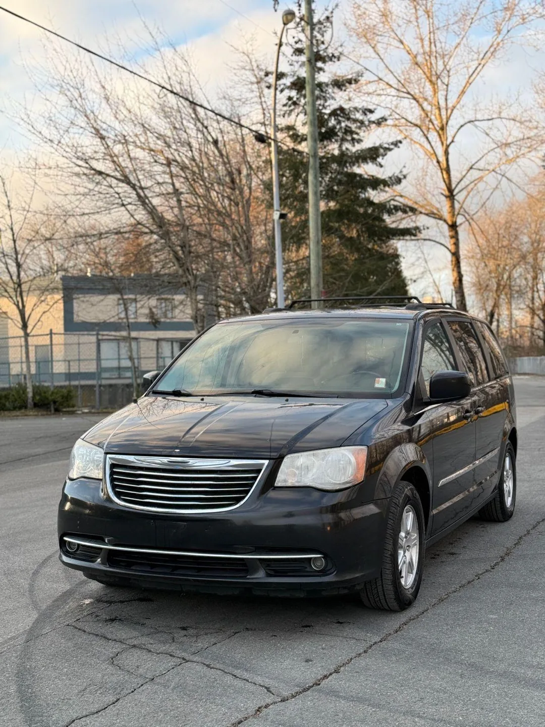 Chrysler Town & Country Minivan image indicator(4)