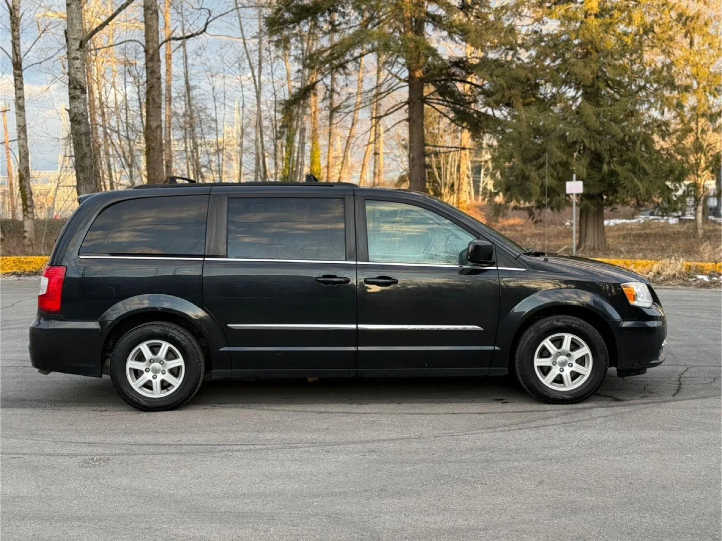 Chrysler Town & Country Minivan image indicator(6)