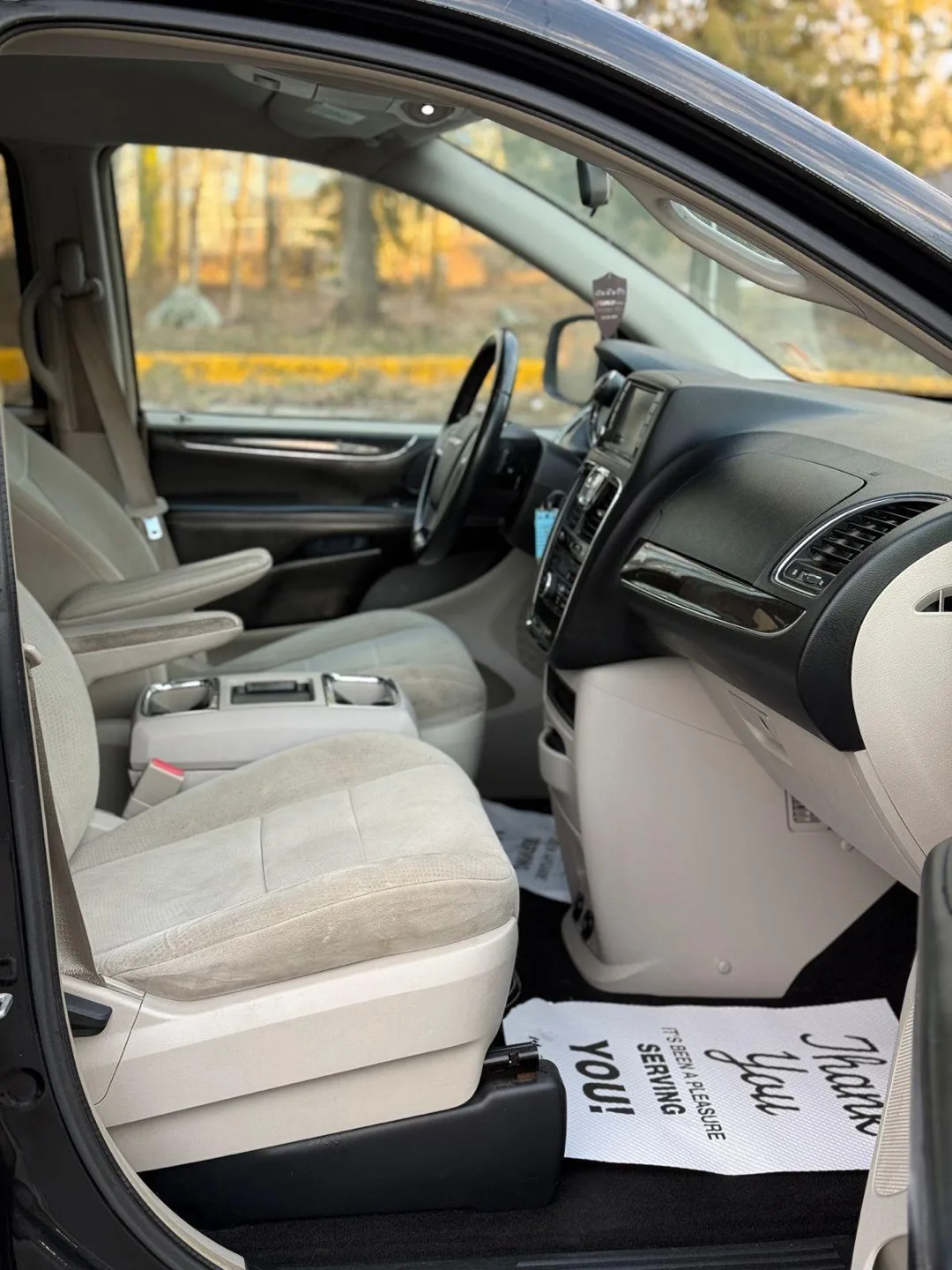 Chrysler Town & Country Minivan image indicator(8)