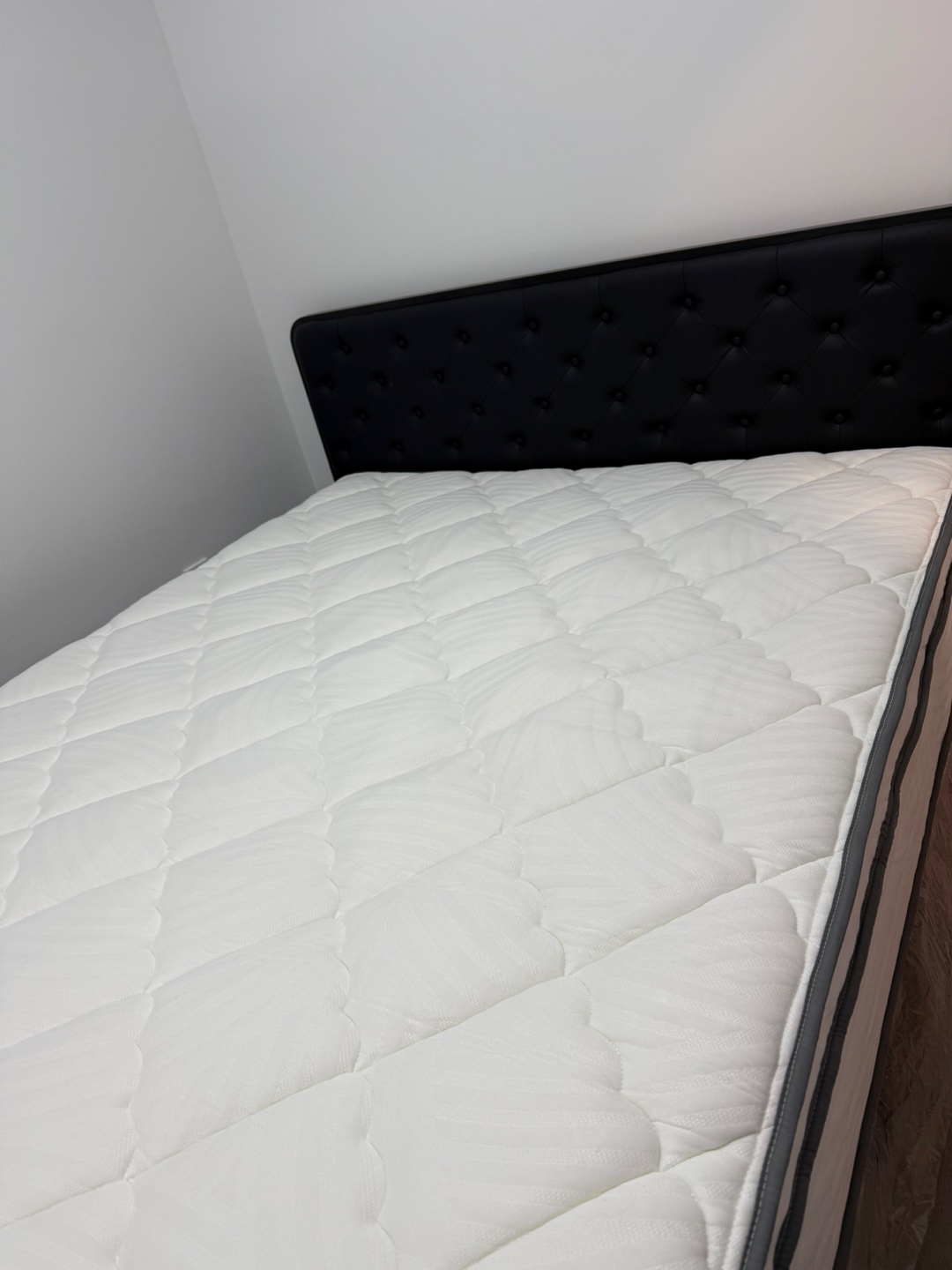 Brand new queen hybrid mattress - photo 2