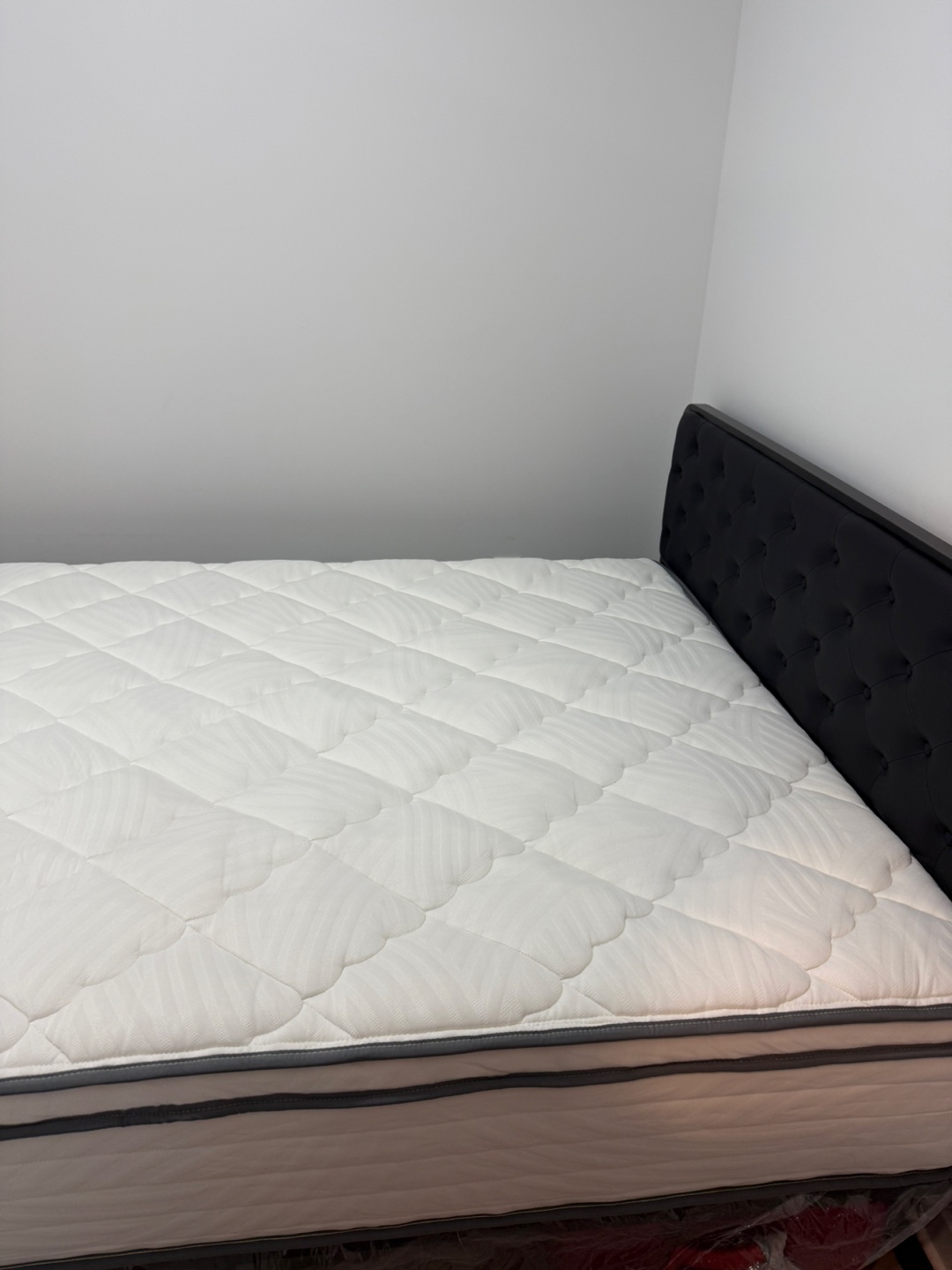 Brand new queen hybrid mattress