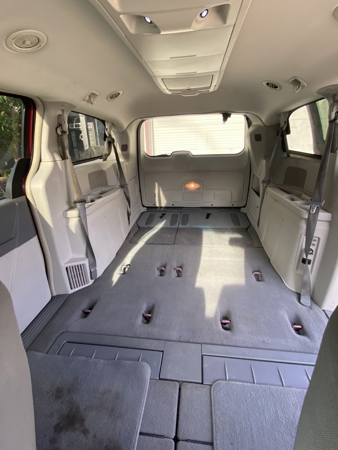 2010 Chrysler Town & Country van - photo 5