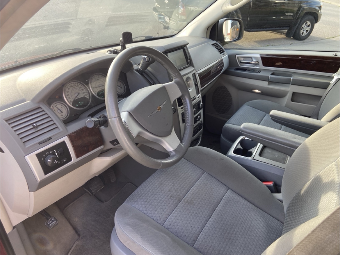 2010 Chrysler Town & Country van - photo 3