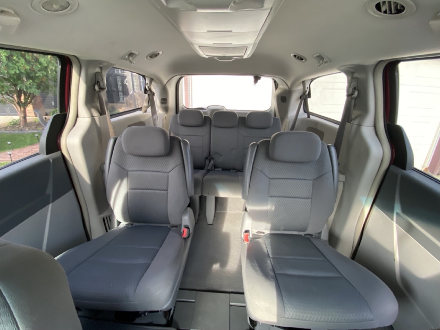 2010 Chrysler Town & Country van - photo 4