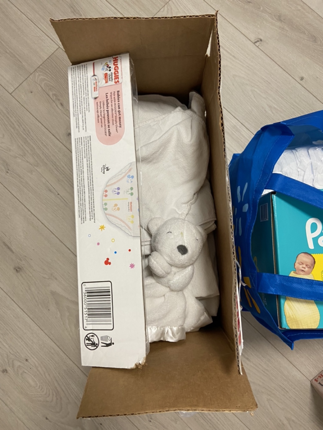 Free newborn diaper baby white sheets - photo 3