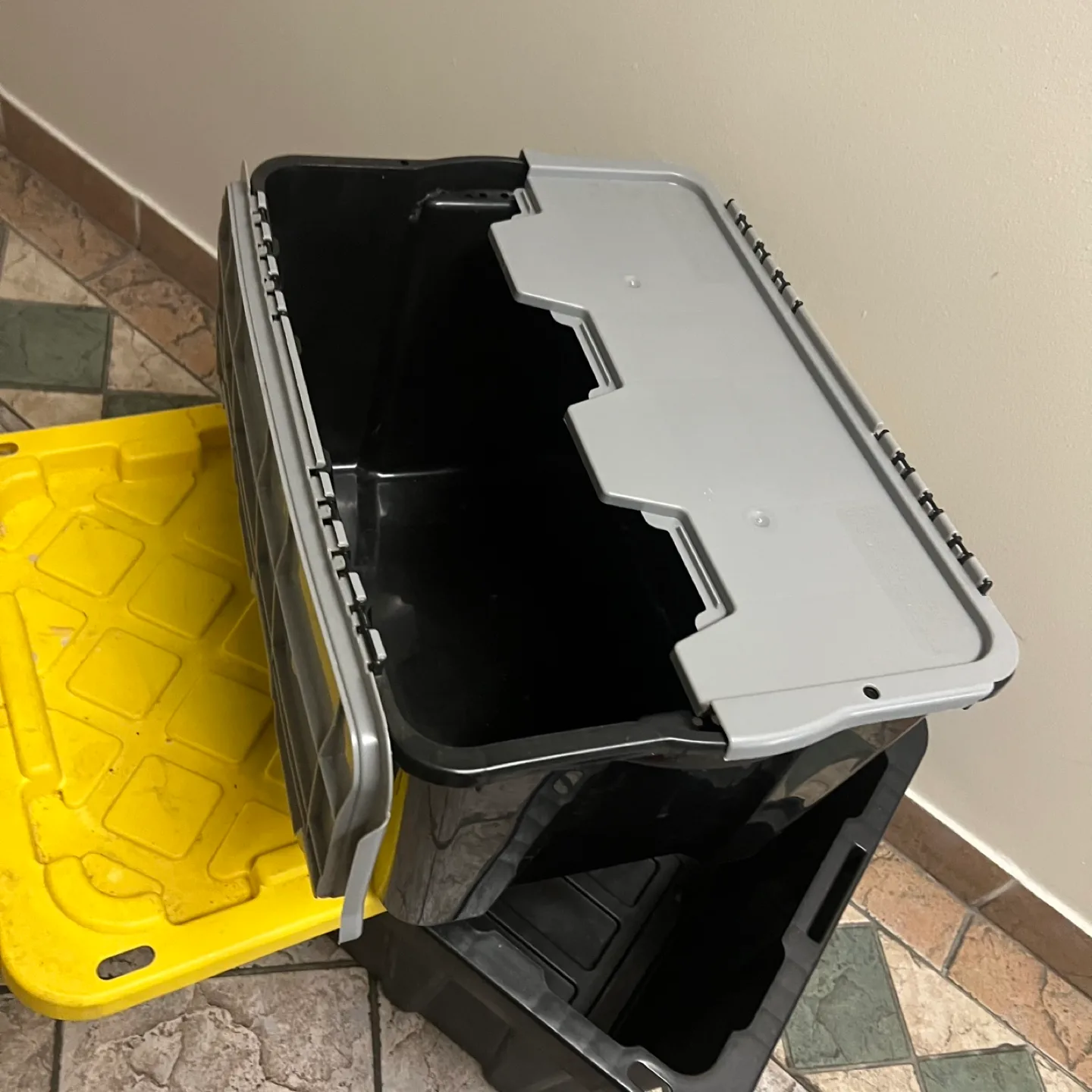 Strongbox 27 Gallon Storage Totes image indicator(3)