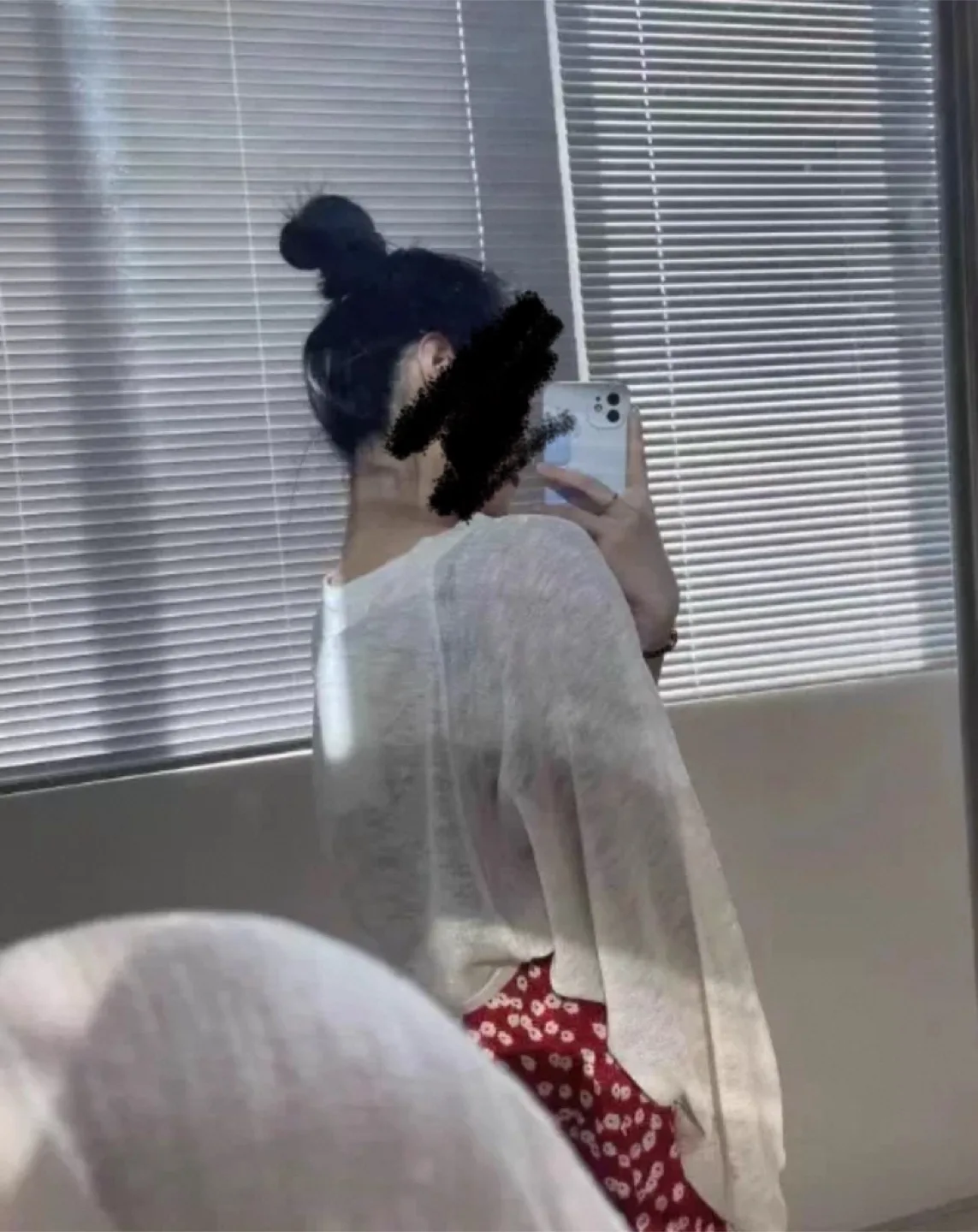 Beige Cropped Cardigan image indicator(3)