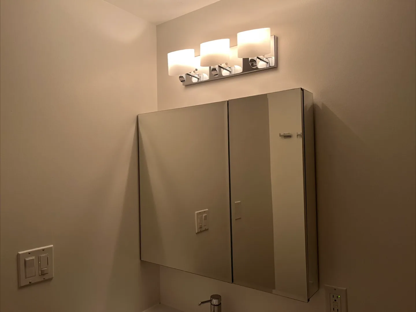 KOHLER Premium XL 30"x 26" two-door medicine cabinet image indicator(2)