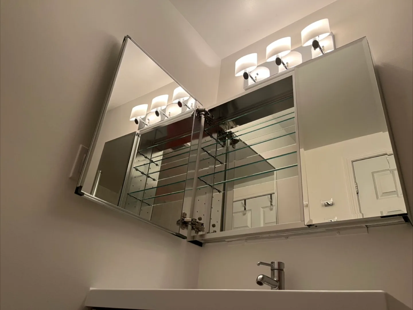 KOHLER Premium XL 30"x 26" two-door medicine cabinet image indicator(5)