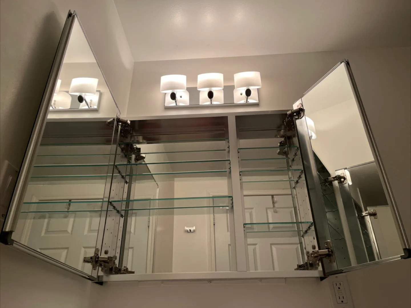 KOHLER Premium XL 30"x 26" two-door medicine cabinet image indicator(4)