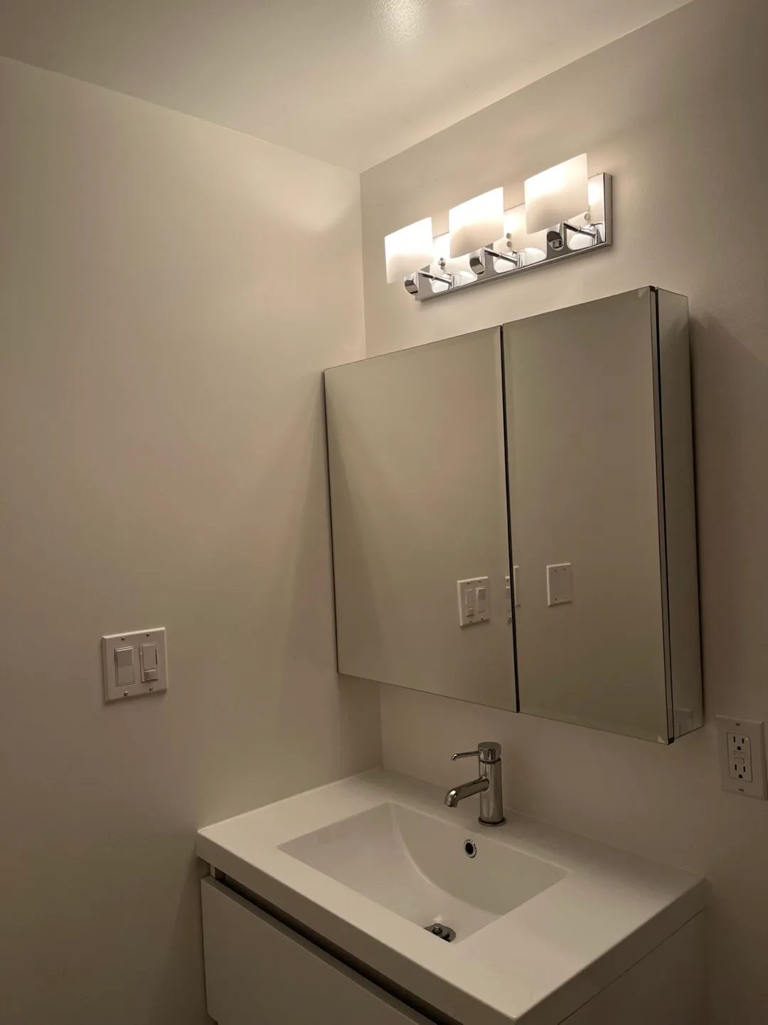 KOHLER Premium XL 30"x 26" two-door medicine cabinet image indicator(3)