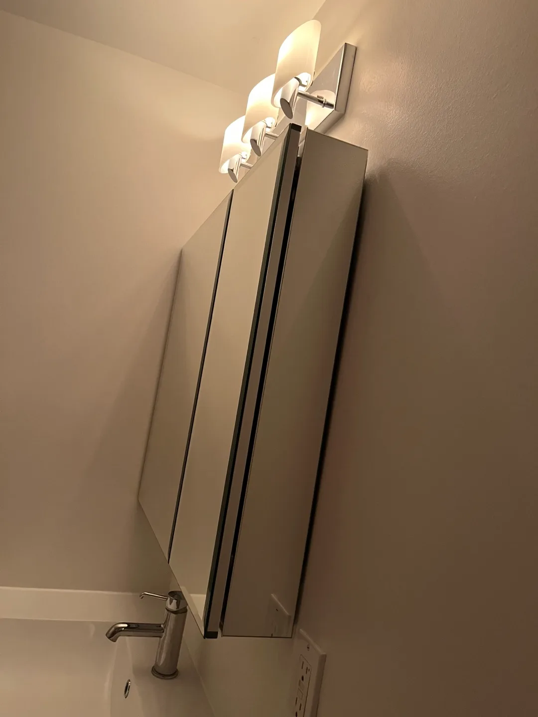 KOHLER Premium XL 30"x 26" two-door medicine cabinet image indicator(6)