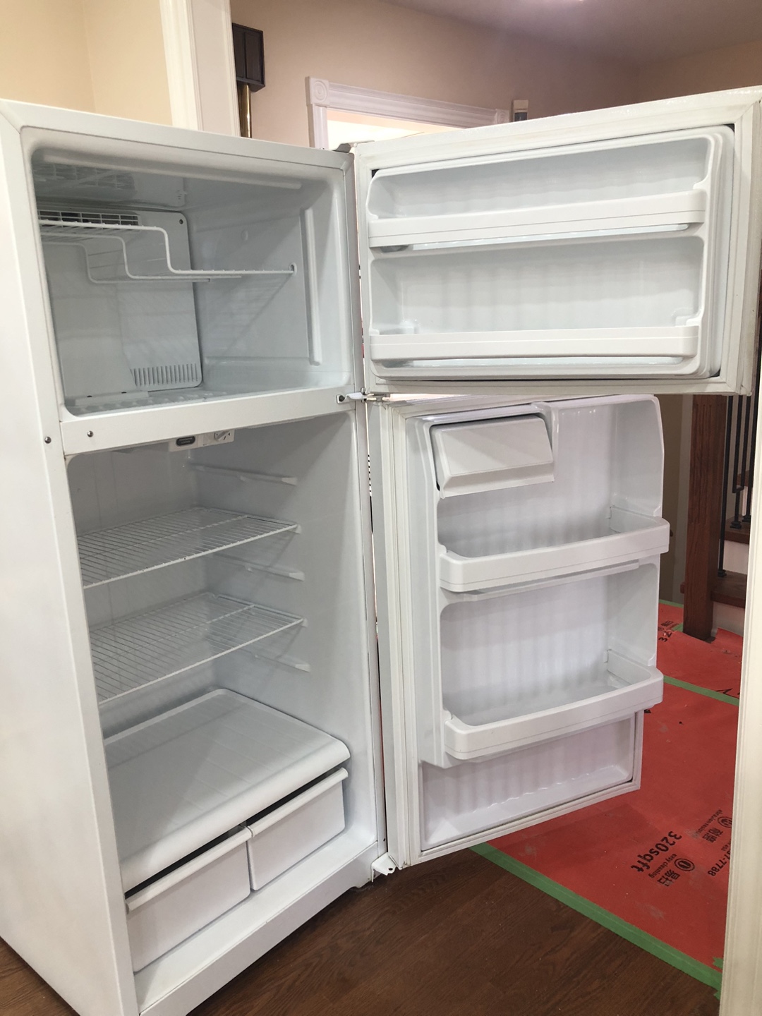 Hotpoint HTS17CB White Refrigerator