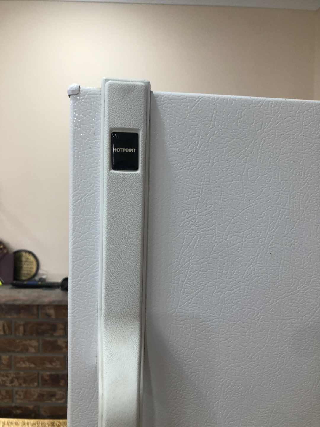 Hotpoint HTS17CB White Refrigerator - photo 4