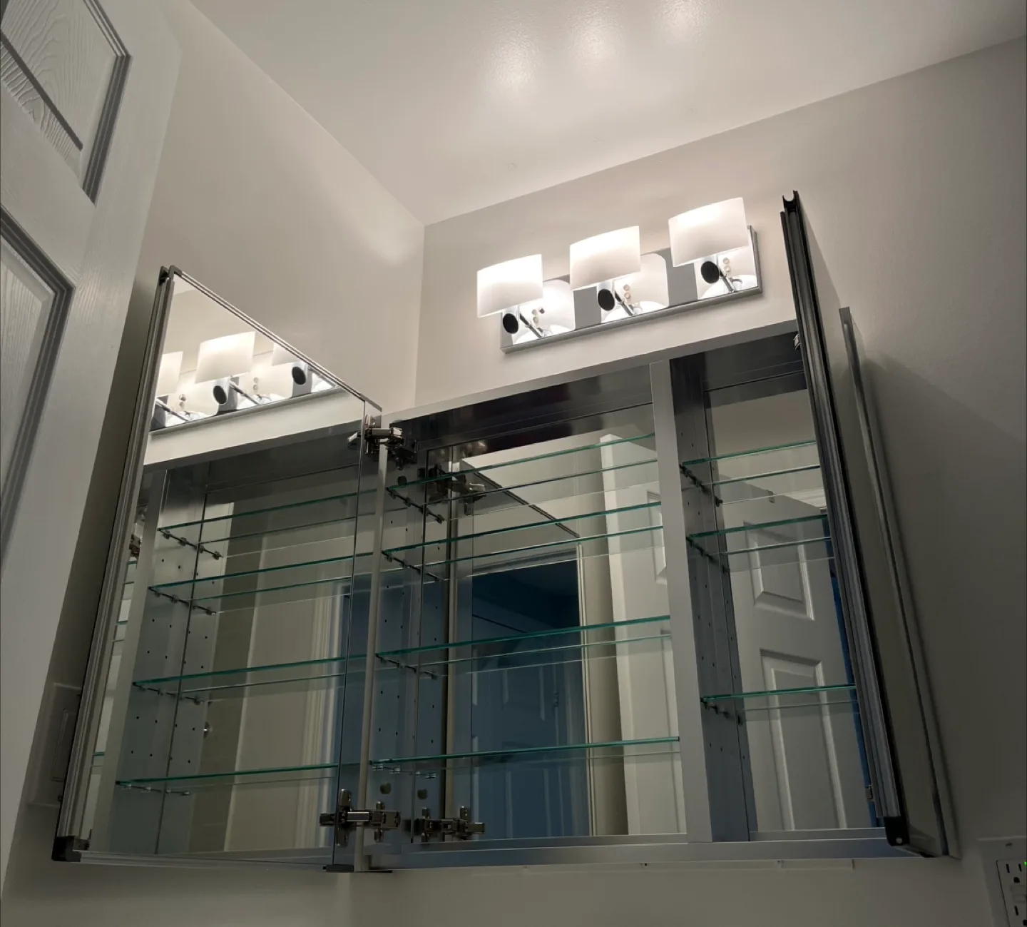 KOHLER Premium XL 30"x 26" two-door medicine cabinet image indicator(9)