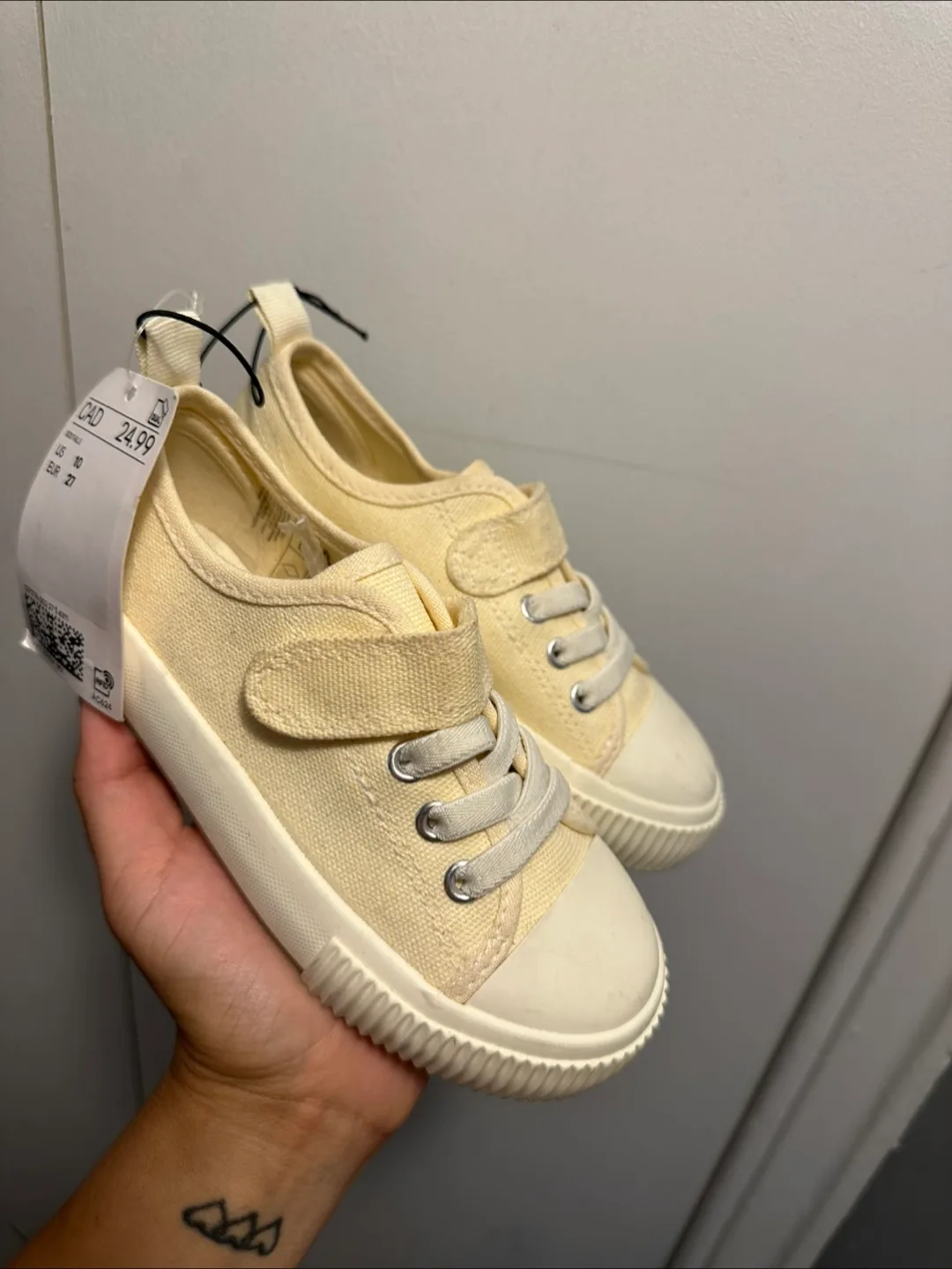 New H&M Cream Canvas Sneakers - Size 10 image indicator(2)