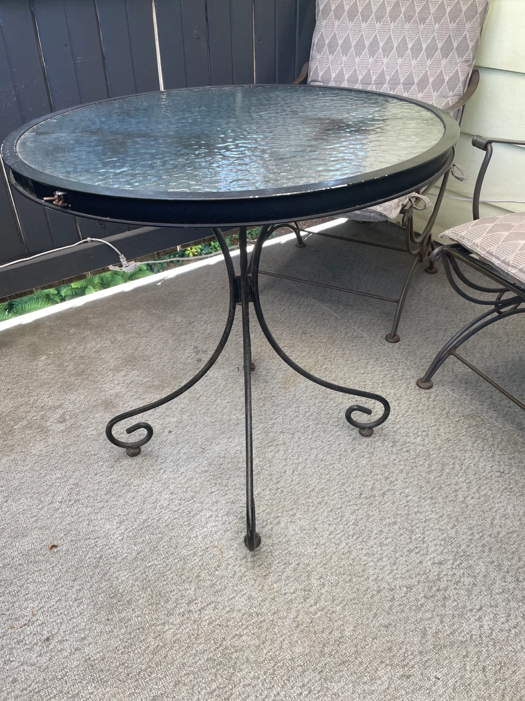 Round Glass Top Patio Table image indicator(2)