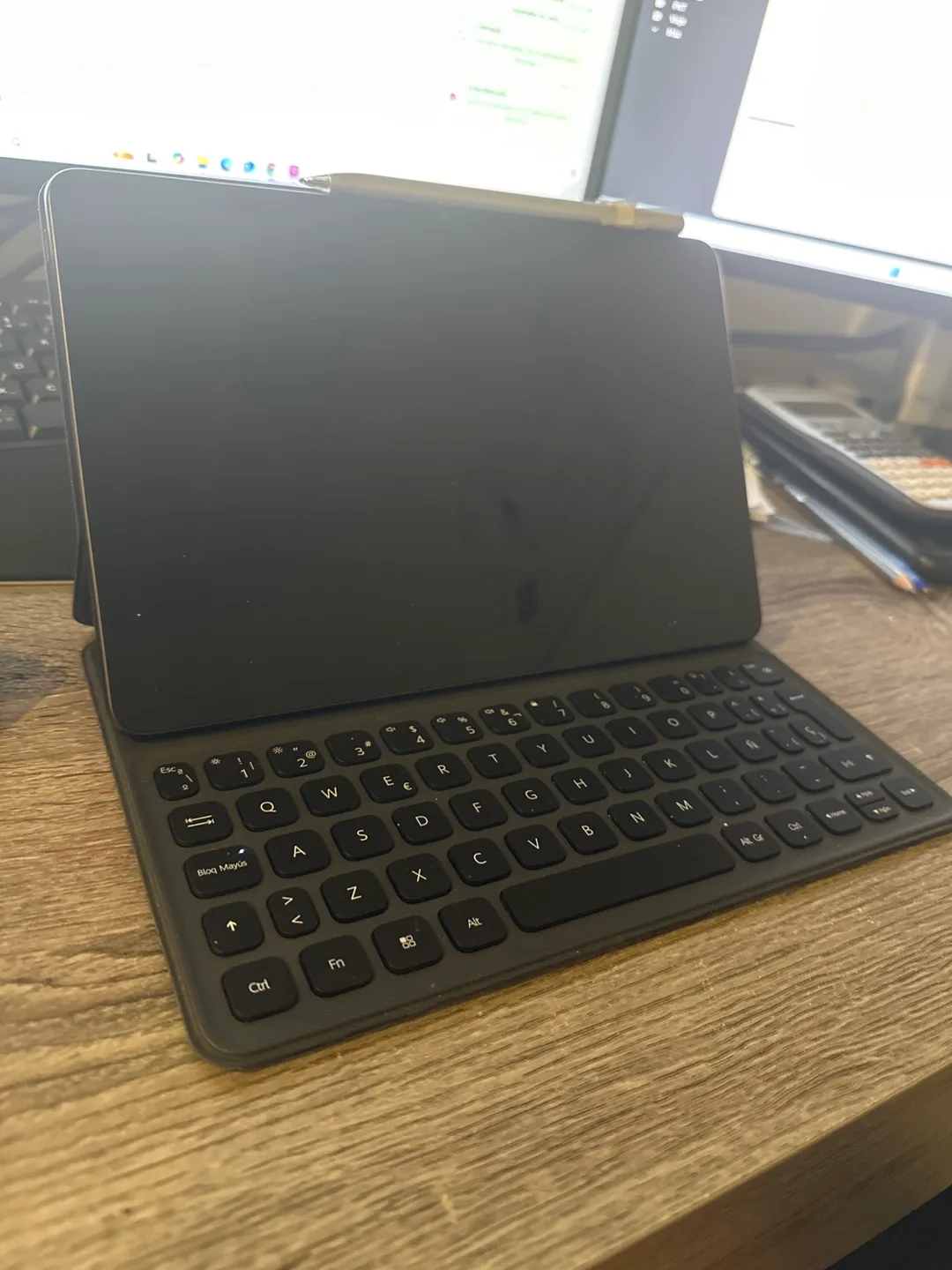 Huawei Tablet with Keyboard Case thumbnail