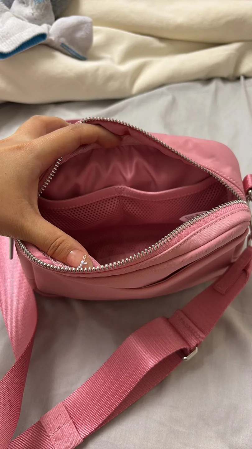 Lululemon athletica everywhere crossbody bag 2L image indicator(4)