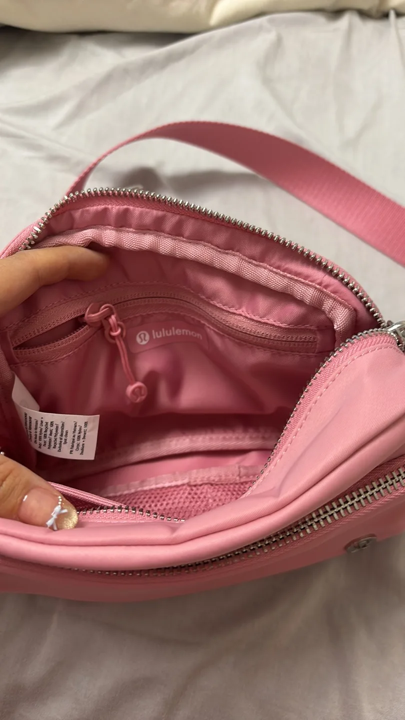 Lululemon athletica everywhere crossbody bag 2L image indicator(3)