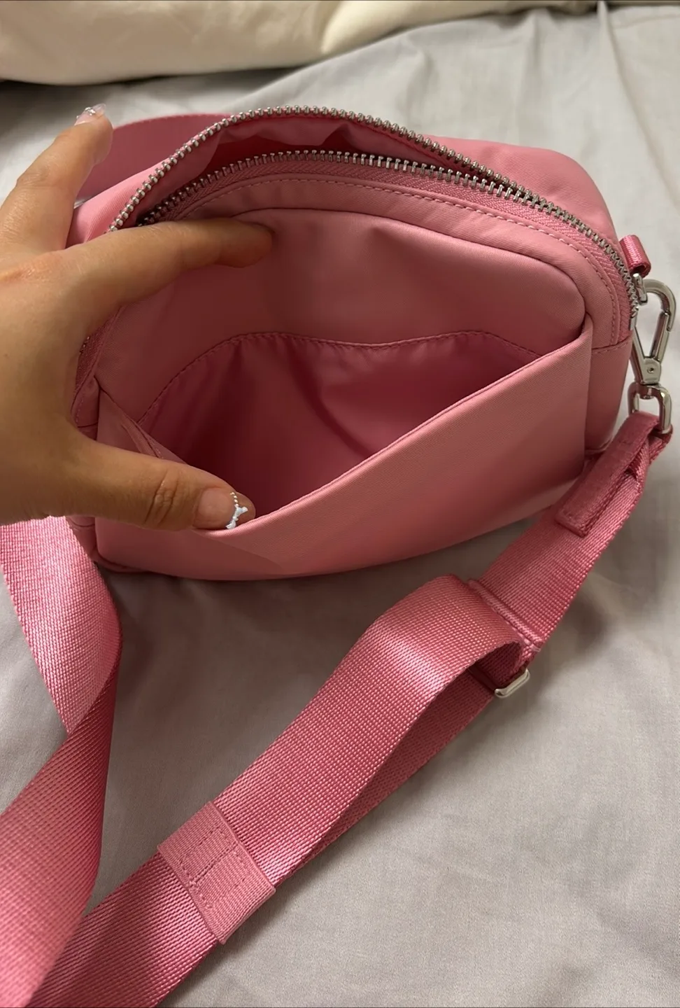 Lululemon athletica everywhere crossbody bag 2L image indicator(5)