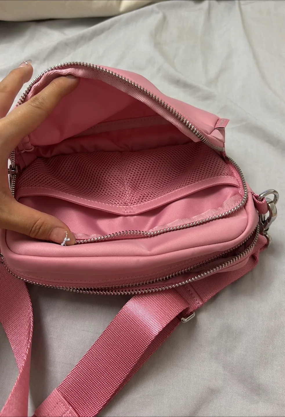 Lululemon athletica everywhere crossbody bag 2L image indicator(6)