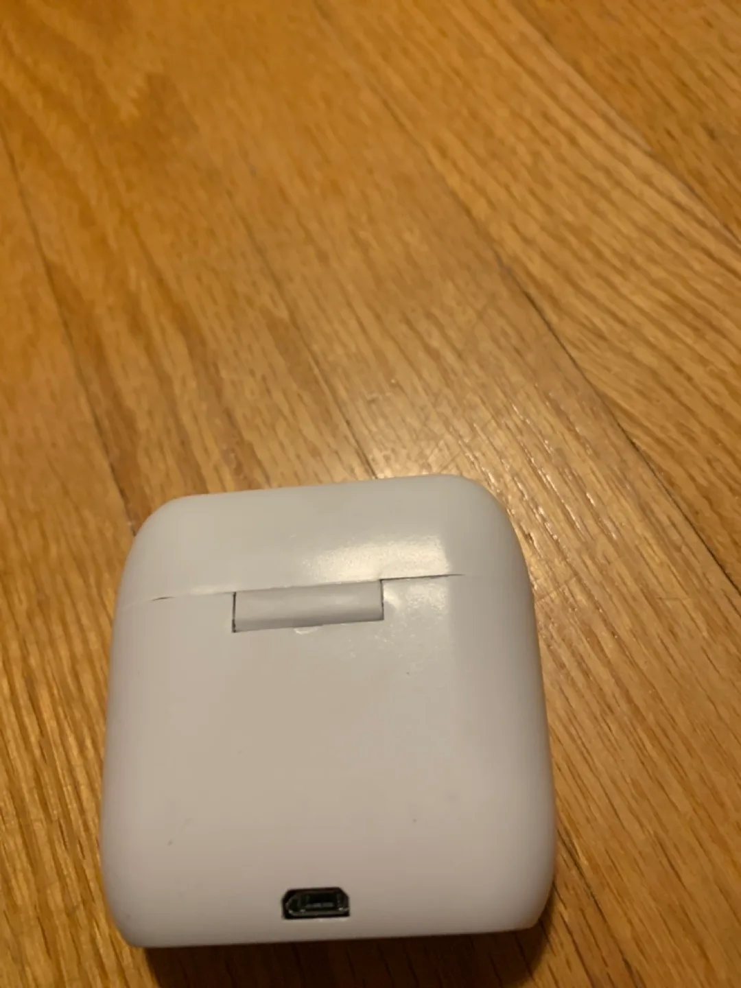 White Wireless Earbuds with Case & Charger image indicator(3)