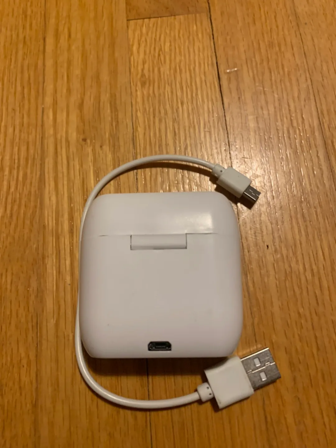 White Wireless Earbuds with Case & Charger image indicator(4)