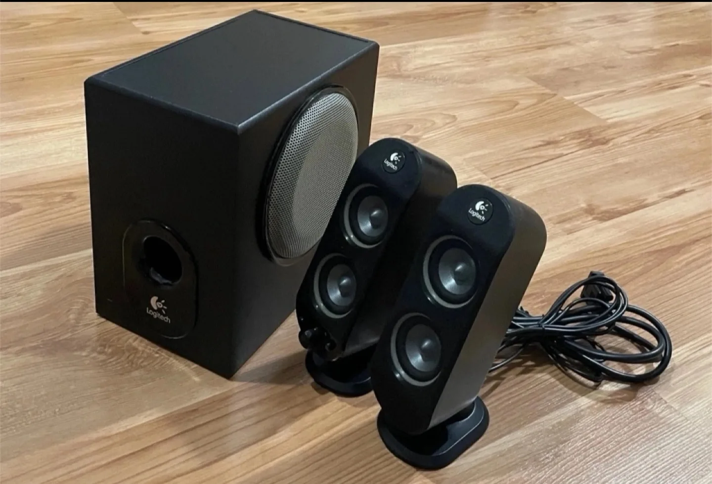 Logitech x-230 speakers, subwoofer image indicator(2)