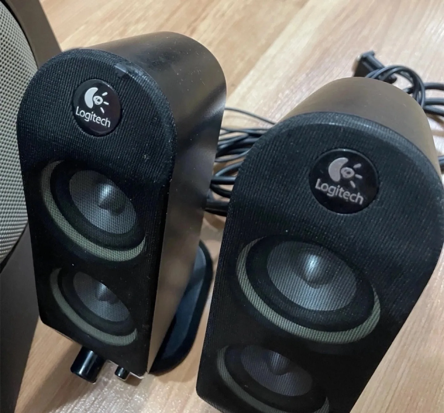 Logitech x-230 speakers, subwoofer image indicator(3)