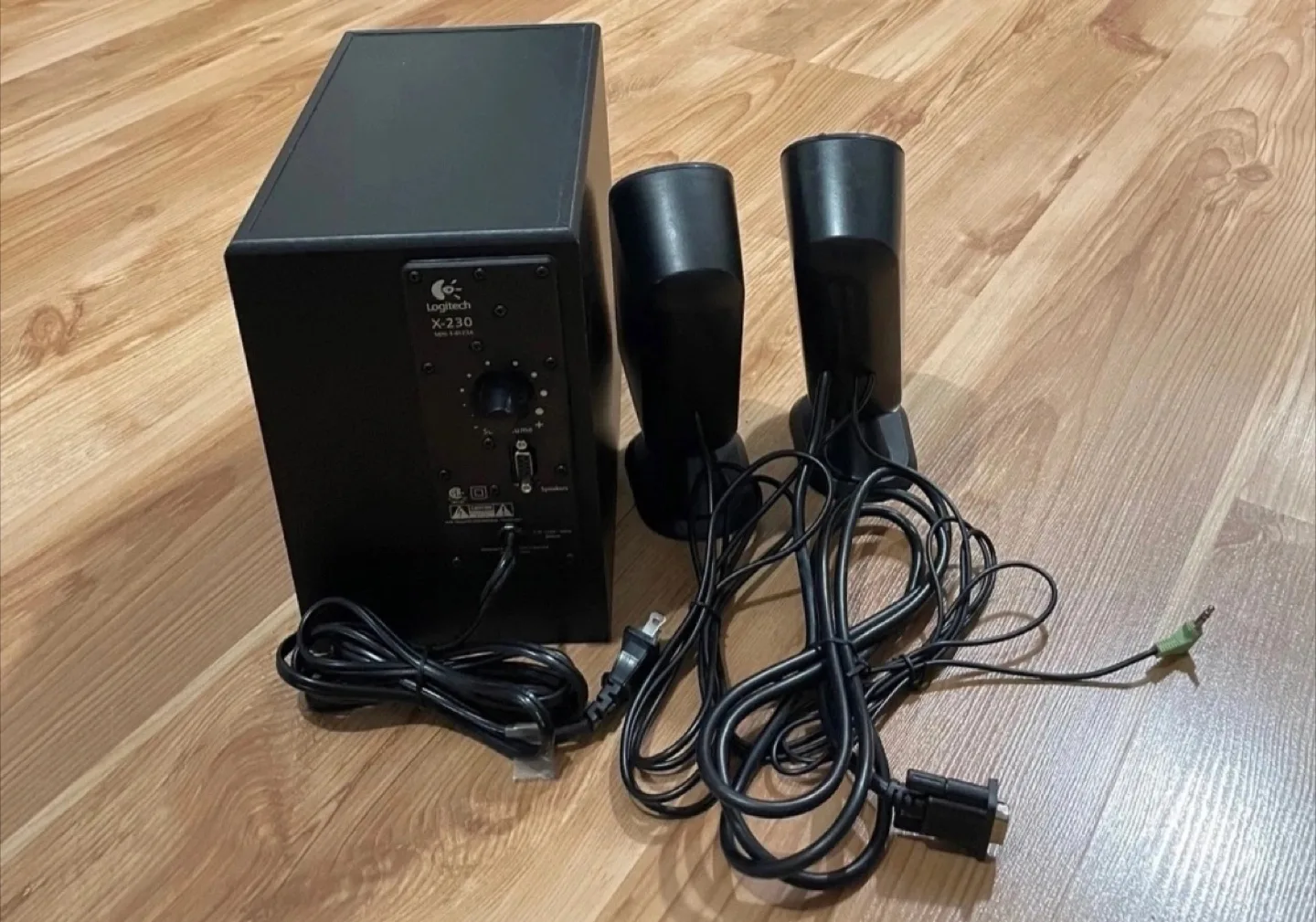 Logitech x-230 speakers, subwoofer image indicator(4)