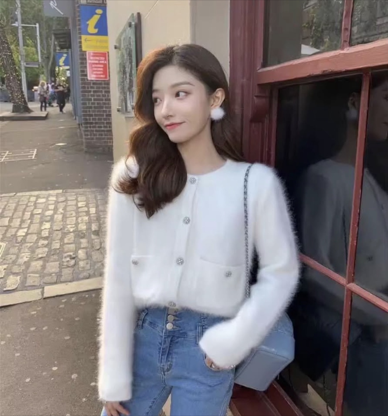 Elegant cropped knitted milky white cardigan