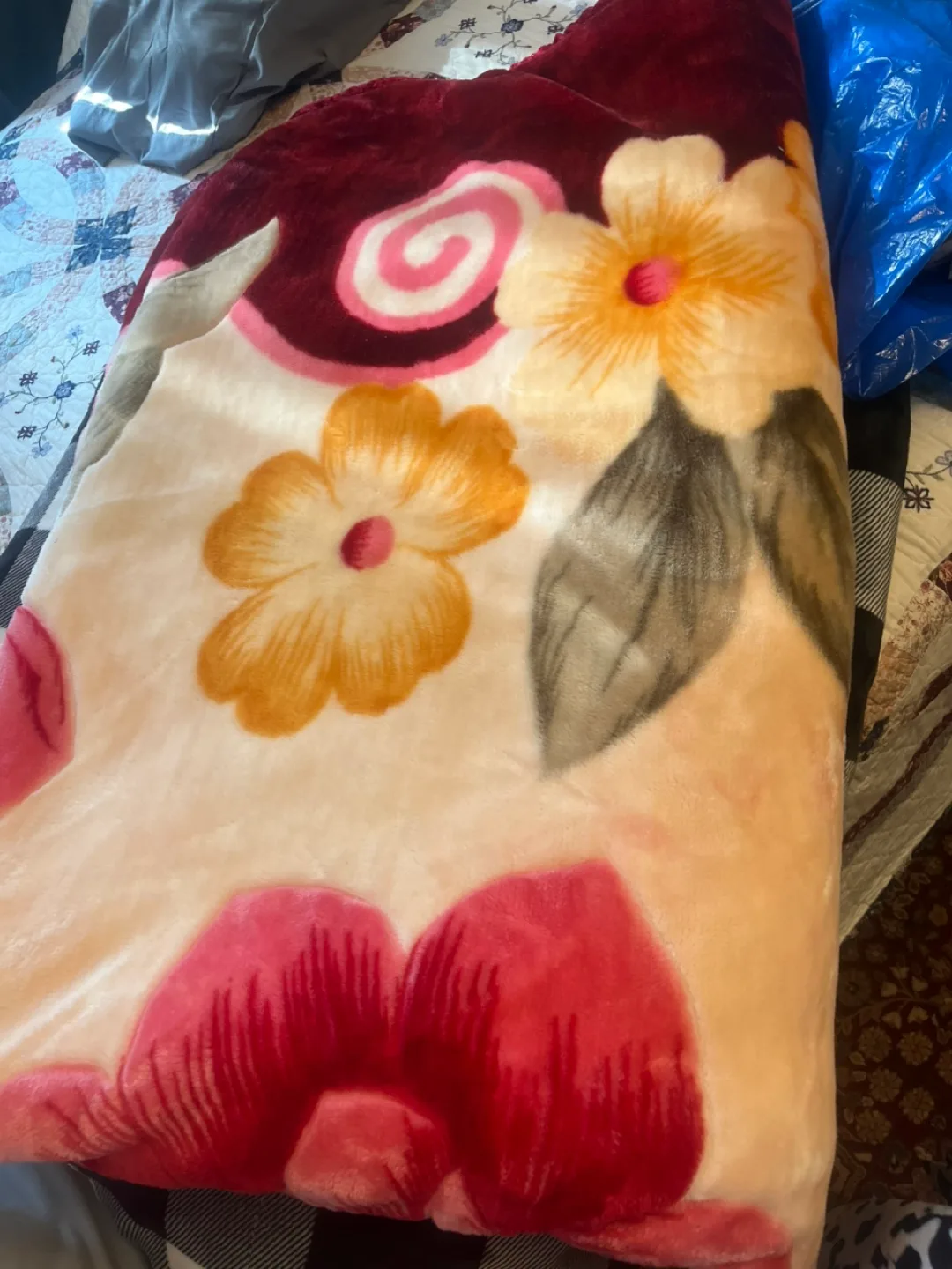 Floral Patterned Plush Blanket image indicator(2)