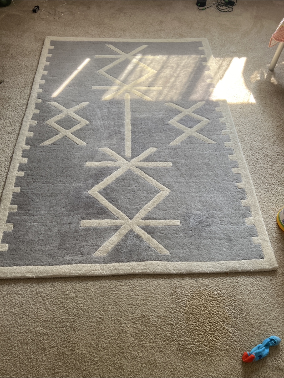Gray Area Rug with Geometric Pattern - photo 3